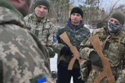 Территориальную оборону Украины вооружили деревянными автоматами (видео) - free-news.su - Россия - Украина - Киев