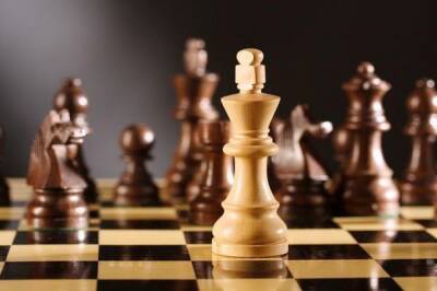 Магнус Карлсен - Нодирбек Абдусатторов - Магнус Карлсен проиграл 17-летнему узбекскому шахматисту по быстрым шахматам - trend.az - Норвегия - Узбекистан - Варшава