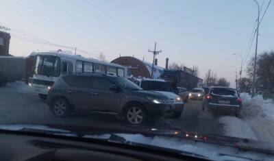 В Тюмени два внедорожника столкнулись в районе Бабарынка - nashgorod.ru - Тюмень