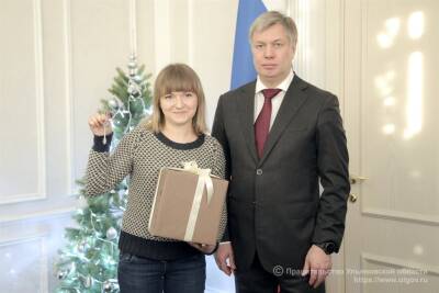 Глава региона вручил ключи от новых квартир жителям аварийного дома в Ульяновске - ulpravda.ru - Ульяновск