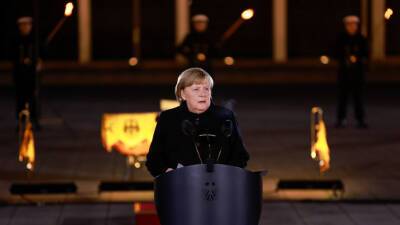 Ангела Меркель - Артем Васнев - В Берлине торжественно проводили Ангелу Меркель с поста канцлера Германии - mir24.tv - Германия - Берлин