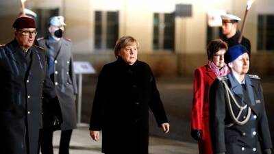Ангела Меркель - Меркель ушла после 16 лет у власти под панк-рок про нудистов. И это в стиле ее биографии - 5-tv.ru - Германия