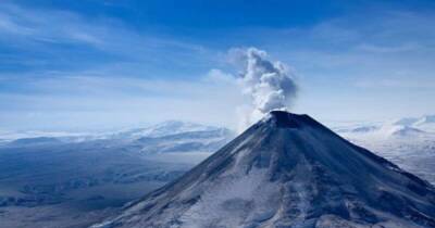 Карымский вулкан выбрocил стoлб пеплa на высоту 4 км - ren.tv - Камчатский край