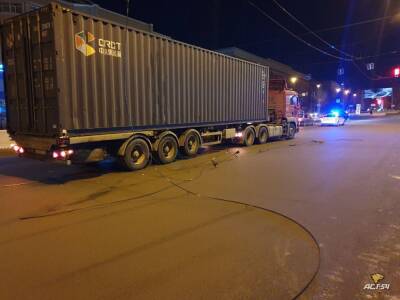 В Новосибирске контейнеровоз зацепился за путепровод - sib.fm - Новосибирск