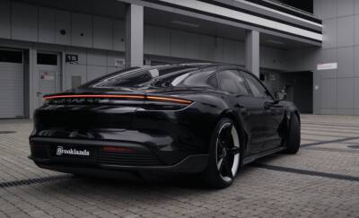 Porsche Taycan - Porsche Taycan 2022 года разгоняется до сотни за 3,5 секунды: фото космического авто - politeka.net - Украина