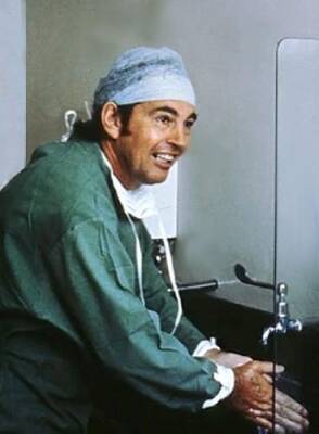 3 декабря 1967 года хирург Кристиан Барнард осуществил первую успешную пересадку сердца - argumenti.ru - Кейптаун