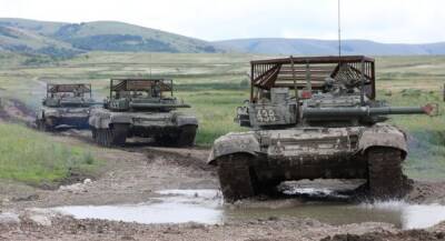 Forbes: концентрирующиеся у украинской границы российские танки массово оснастили защитой от ПТРК Javelin и БПЛА Bayraktar - sharij.net - Россия - США