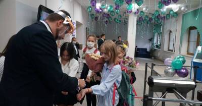 В Москве новогодние утренники в школах и детсадах будут без родителей - ren.tv - Москва - Россия - респ. Саха