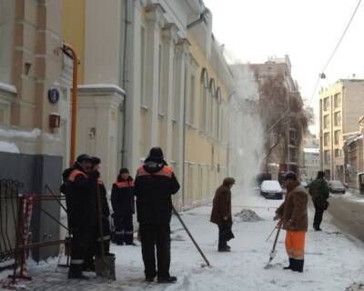 Более 10 человек задержали после драки дворников в центре Москвы (видео) - rosbalt.ru - Москва - Узбекистан - Киргизия