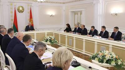 Александр Лукашенко - Лукашенко поручил кабмину предпринять меры сглаживания эффекта санкций - iz.ru - США - Сирия - Англия - Израиль - Белоруссия - Канада