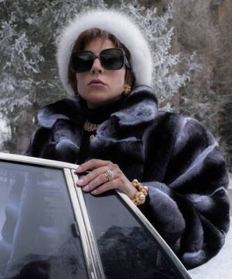 Патриция Реджани - Леди Гага буквально покрыта украшениями с головы до ног в каждой сцене «Дома Gucci». Рассматриваем и разбираемся - skuke.net