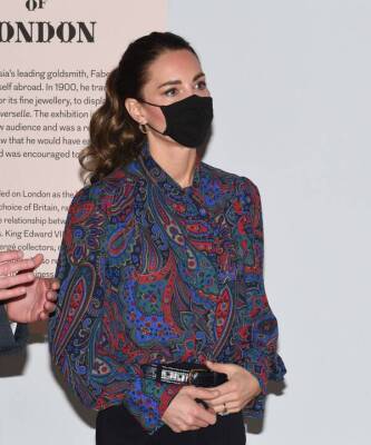 Кейт Миддлтон - Ralph Lauren - Блуза за 180 долларов, которая очаровала всех: Кейт Миддлтон возвращает моду на принт пейсли и показывает, как его носить - skuke.net