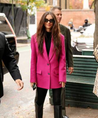 Эмили Ратаковски - Добавьте в свой гардероб одну по-настоящему яркую вещь. Например, розовый блейзер, как у Эмили Ратаковски - skuke.net - New York - New York