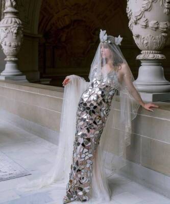 Осторожно, осколки. Внучка миллиардера Гетти, топ-модель Айви, выбрала на свадьбу платье из разбитого зеркала - skuke.net
