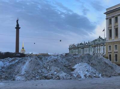 Петербуржцы жалуются, что из центра не вывозят снег и складывают его на Дворцовой площади - znak.com - Петербурга