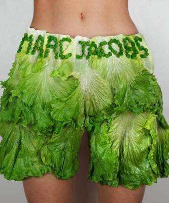 Marc Jacobs - Инстаграм недели: как выглядят самые экологичные шорты Marc Jacobs из капусты, бралетт из тыквы и безрукавка из печенья - skuke.net