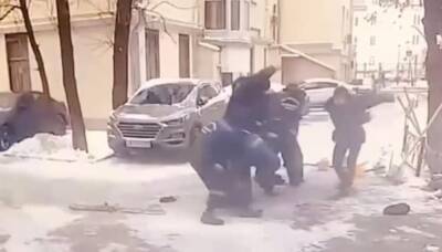 Мигранты–дворники из Узбекистана и Кыргызстана устроили массовую драку в Москве - podrobno.uz - Москва - Узбекистан - Киргизия - Ташкент