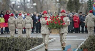 В День Неизвестного солдата в Луганске провели реквием у Братской могилы. ФОТО - cxid.info - Луганск