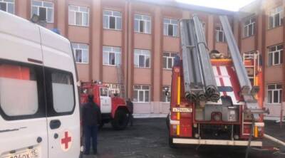 Сергей Меняйло - 510 детей эвакуировали из горящей школы во Владикавказе — видео - eadaily.com - респ. Алания - Владикавказ