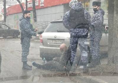 На улице Дзержинского омоновцы задержали мужчину - ya62.ru - Рязань
