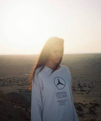 Тина Кунак - Венсан Кассель - Принцесса песчаных буранов: Тина Кунаки позирует в пустыне в самом желанном мерче года - skuke.net - Катар