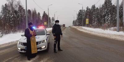 В Нягани опасную дорогу сделали безопаснее с помощью священников - ruposters.ru - Югра - Нягань