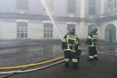 Во Льгове Курской области возгорание на сахзаводе тушили 60 спасателей и 17 машин - chr.mk.ru - Россия - Курская обл.