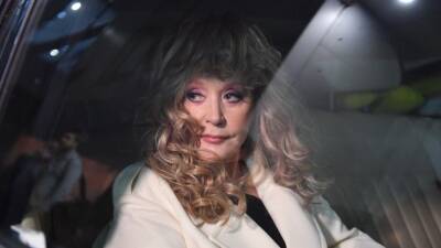 Алла Пугачева - Стив Джобс - Стив Возняк - Юлий Гусман - Пугачеву сняли с самолета во Францию из-за Гусмана: «Ругалась, ругалась…» - 5-tv.ru - США - Франция
