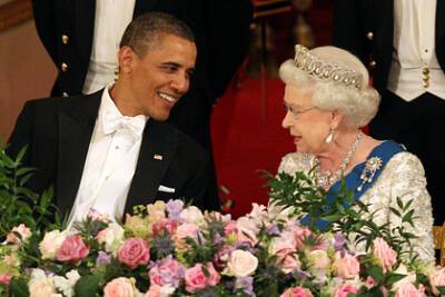 Елизавета II - Барак Обама - Мишель Обама - В Британии рассказали о просьбе Елизаветы II выпроводить Обаму с ужина во дворце - lenta.ru - США - Англия