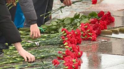 В Пензе в День неизвестного солдата возложили цветы к Вечному огню - penzainform.ru - Пенза