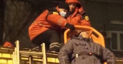 Упал с высоты трех метров: в Киеве спасатели уронили мужчину на носилках (видео) - focus.ua - Украина - Киев - Киев - Столица