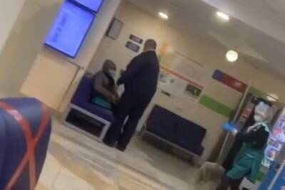 В Ярославле охранник поликлиники прыснул перцовым баллончиком в пенсионерку - yar.mk.ru - Ярославль - район Фрунзенский, Ярославль