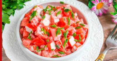 30 минут на кухне: салат с крабовыми палочками и помидорами - profile.ru
