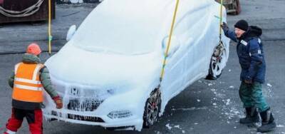 Экстремальные погодные условия превратили партию авто из Японии в ледяные скульптуры (ФОТО) - enovosty.com - Япония - Владивосток