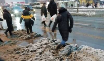 Петербург к новогодним праздникам продолжает «сверкать» неубранными тротуарами - mirnov.ru - Петербурга