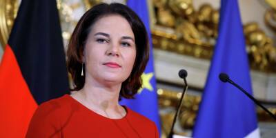 Ангела Меркель - Анналены Бербок - В МИД Германии поддержали решение Меркель о блокировке поставок оружия Киеву - ruposters.ru - Россия - Украина - Киев - Германия - Голландия