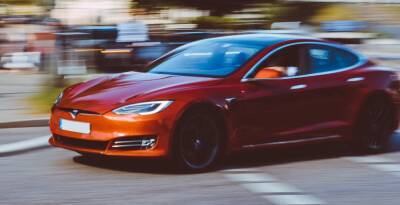 Компания Tesla отзывает в США 475 тыс. электромобилей из-за неисправных камер и багажников - avtonovostidnya.ru - США