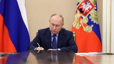Владимир Путин - Запрет на списание соцвыплат у должников, отмена техосмотра и продление дачной амнистии: какие законы подписал Путин - russian.rt.com - Россия