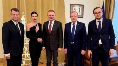 Платье скандальной помощницы, лишившее замминистра должности, продали на аукционе - 5-tv.ru - Украина - Херсон