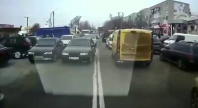 Ребенок едва не погиб из-за водителей, видео: "не пропустили скорую" - politeka.net - Украина - Харьков - Харьков