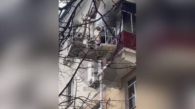 Момент спасения воронежца из вспыхнувшей квартиры в центре города сняли на видео - vestivrn.ru - Воронеж