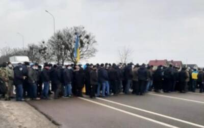 На Львовщине полсотни человек перекрыли трассу Киев-Чоп - korrespondent.net - Украина - Киев - Харьков - Львовская обл.