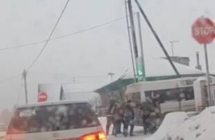 В Новосибирске пассажиры самостоятельно подняли маршрутку в гору - sib.fm - Новосибирск