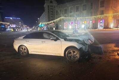 Porsche - Две иномарки разбились возле главной городской елки в Новосибирске - novos.mk.ru - Новосибирск
