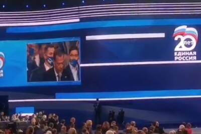 Владимир Путин - Дмитрий Медведев - Медведев отказался подниматься на трибуну съезда Единой России - mk.ru - Москва - Россия