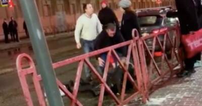 Таксист избил пассажирку в центре Ярославля - ren.tv - Новосибирск - Ярославль - с. Кадры