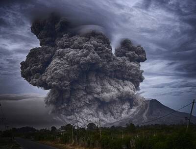 В Индонезии вулкан извергает в небо облака пепла и мира - cursorinfo.co.il - Индонезия