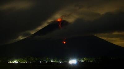 Мощное извержение вулкана Семеру вызвало панику в Индонезии - 5-tv.ru - Россия - Индонезия