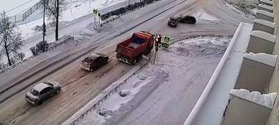 Столкновение двух автомобилей в центре Петрозаводска попало на камеру наблюдения (ВИДЕО) - stolicaonego.ru - Петрозаводск - республика Карелия