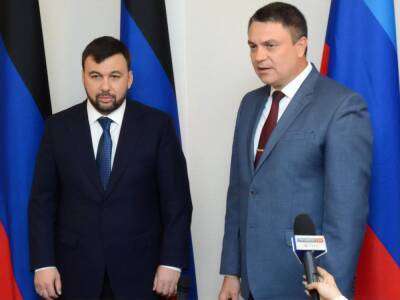 Дмитрий Медведев - Денис Пушилин - Леонид Пасечник - Главам боевиков "ДНР" и "ЛНР" Пушилину и Пасечнику в Москве вручили партбилеты "Единой России" - gordonua.com - Москва - Россия - Украина - Луганская обл. - ДНР - ЛНР - Донецкая обл.